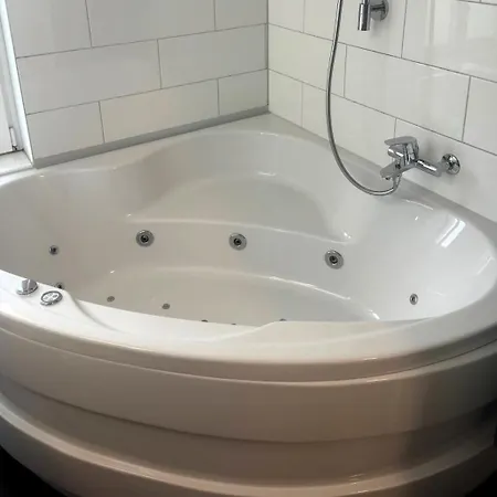 Neu Renovierte Grosse In Der Stadt Apartment *
